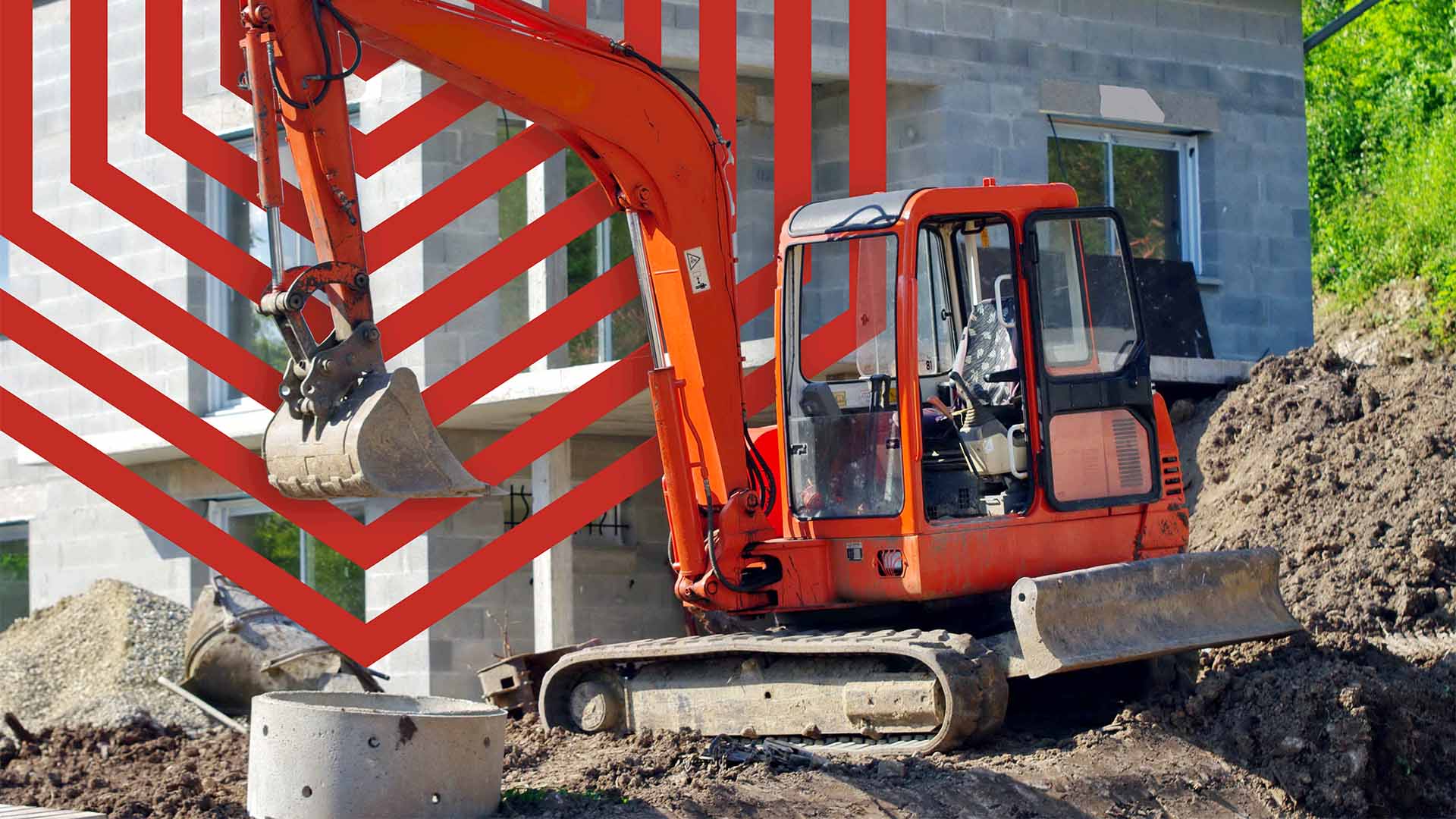 Excavatrice rouge faisant des travaux de canalisation sur un chantier de construction résidentiel.
