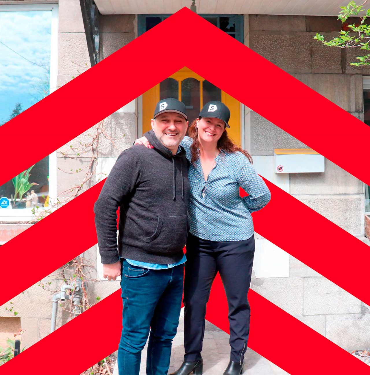 Photo d'isabelle et Rémy devant leur habitation quoi doit être rénovée