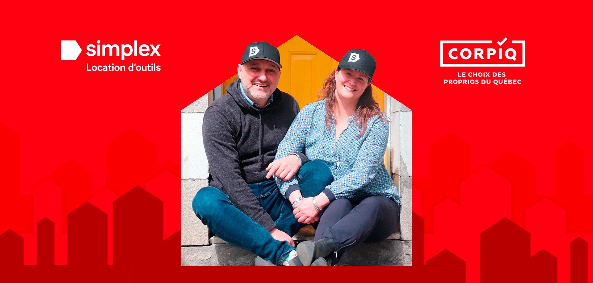 Isabelle et Rémy, duo de bricoleurs souriants, assis devant leur duplex, prêts à relever les défis de rénovation avec l’aide de Simplex.