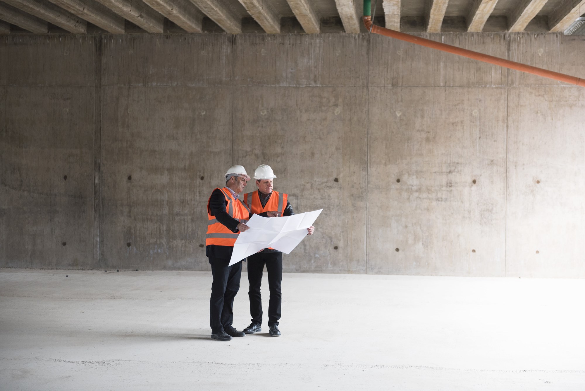 Chefs de chantier discutant de leur projet de rénovation de bâtiment.
