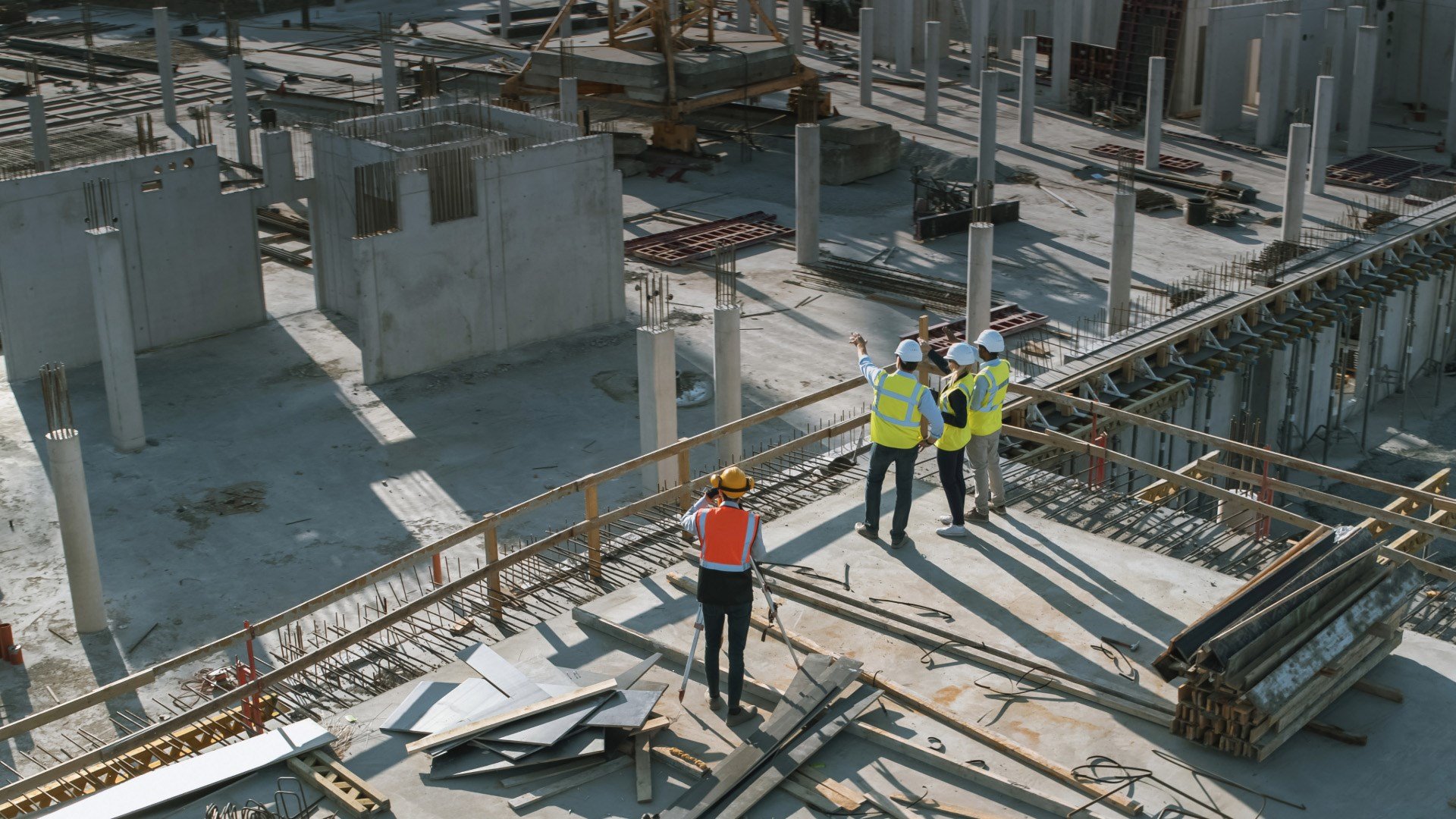 Travailleurs de la construction inspectant un chantier avec équipement de sécurité et outils spécialisés