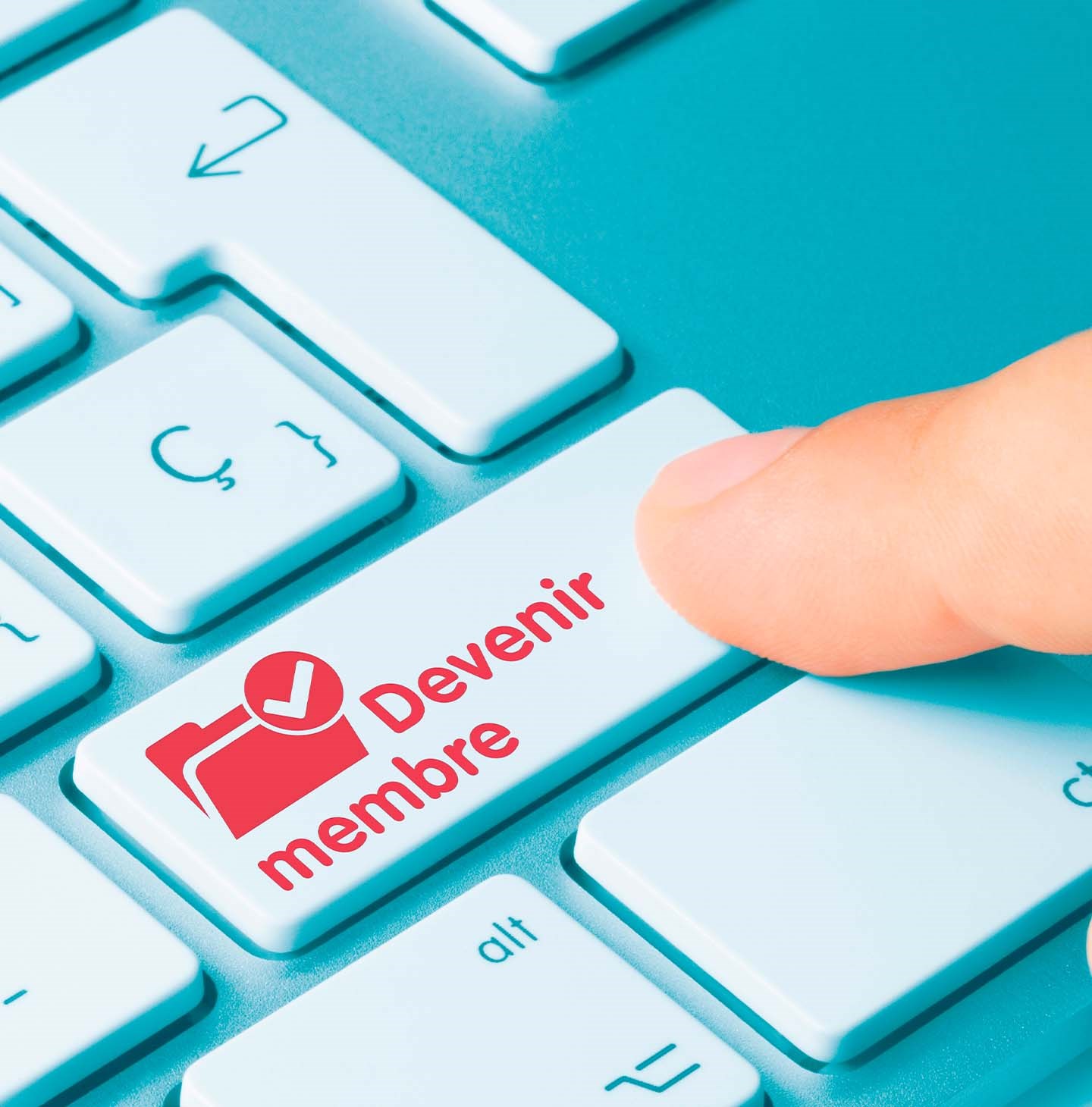 Partie droite d'un clavier d'ordinateur avec un doigt qui va appuyer sur la touche devenir membre écrit en rouge.